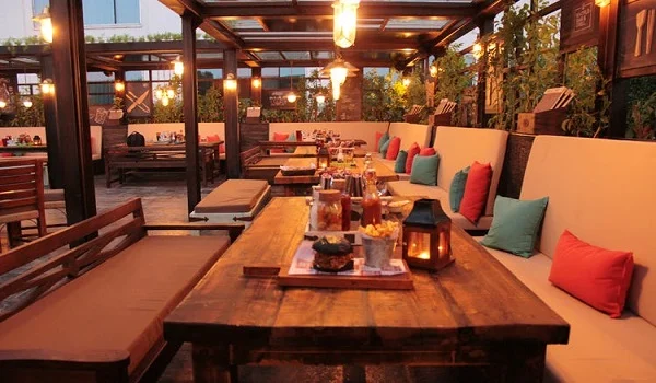 Best Pubs In Bangalore 2025: Where To Drink, Dine, And Unwind
